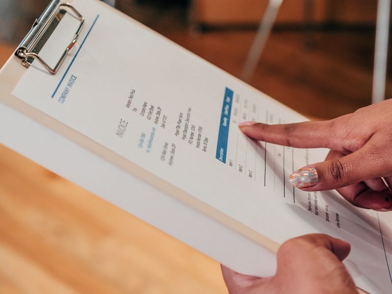 Cómo hacer una factura en España datos obligatorios